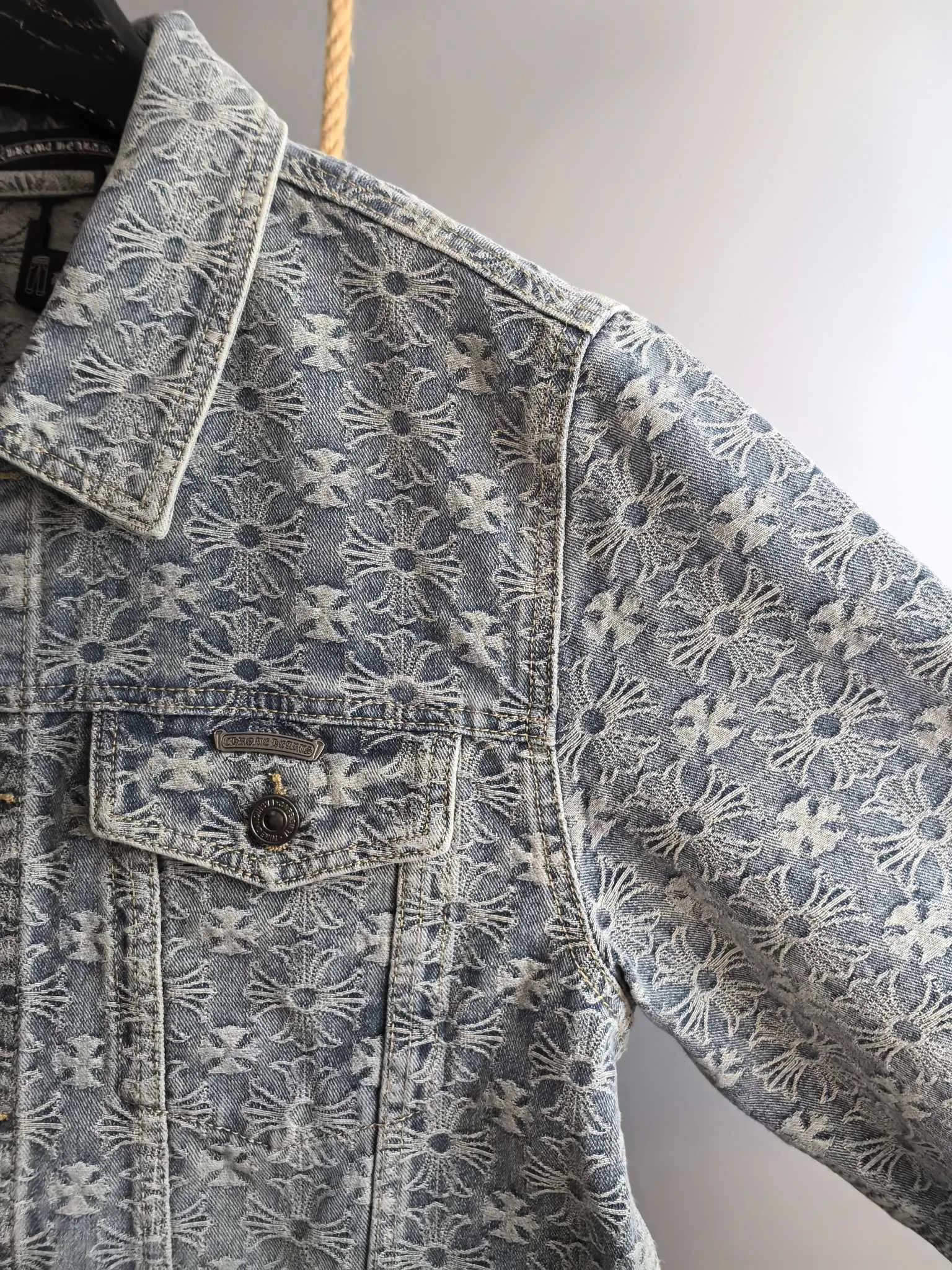 P960 Chrome Hearts Exclusively available in autumn and winter new counters, the same style denim suit can be sold separately, breathable, comfortable and casual! Full of high-end feel! The details are exquisite and high-end, and the workmanship is impeccable! The original high-end fabric is very high-end! The fabric is soft, delicate and comfortable, moisture-absorbent, quick-drying, breathable, neat and stylish. Top M-3XL, pants 29-36